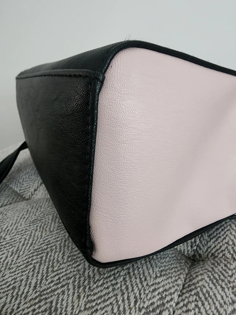 EUC Luv Betsey by Betsey Johnson Black crossbody Bag w/offwhite glitter bow